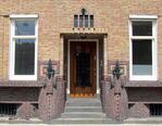 Zuidzijde, een van de voordeuren met de karakteristieke objecten
<br/>
Gert-Jan Lobbes, 2015